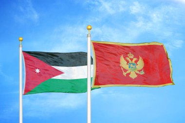 Ürdün ve Karadağ bayrak direkleri ve mavi bulutlu arka planda iki bayrak