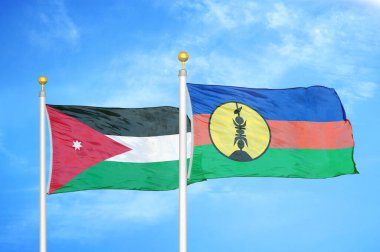 Ürdün ve Yeni Kaledonya bayrak direkleri üzerinde iki bayrak ve mavi bulutlu arka plan