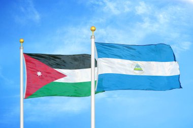 Ürdün ve Nikaragua bayrak direkleri ve mavi bulutlu arka planda iki bayrak