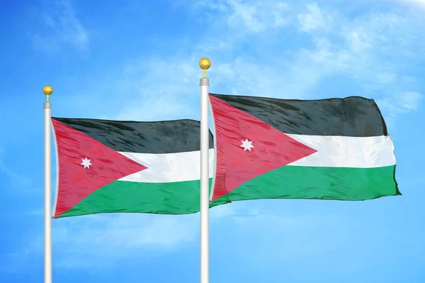 Jordanien Två Flaggor Flaggstänger Och Blå Molnig Himmel Bakgrund — Stockfoto