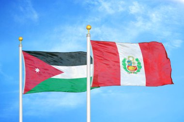 Ürdün ve Peru bayrak direkleri üzerinde iki bayrak ve mavi bulutlu arka plan