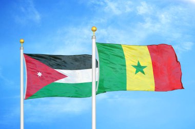 Ürdün ve Senegal bayrak direkleri üzerinde iki bayrak ve mavi bulutlu arka plan