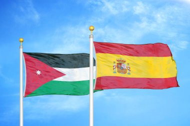 Ürdün ve İspanya bayrak direğinde iki bayrak ve mavi bulutlu arka plan