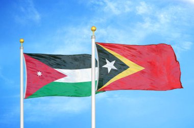 Ürdün ve Timor-Leste Doğu Timor bayrak direkleri üzerinde iki bayrak ve mavi bulutlu arka plan