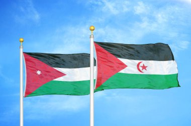 Ürdün ve Batı Sahra bayrak direğinde iki bayrak ve mavi bulutlu arka plan