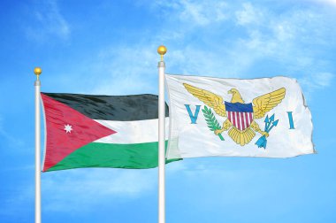 Ürdün ve Virgin Adaları Amerika Birleşik Devletleri bayrak direkleri üzerinde iki bayrak ve mavi bulutlu arka plan