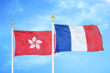 Hong Kong ve Fransa bayrak direğinde iki bayrak ve mavi bulutlu arka plan