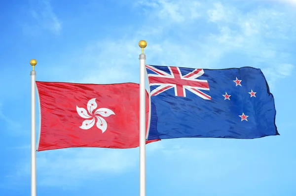 Hong Kong Noua Zeelandă Două Steaguri Steaguri Fundal Albastru Tulbure — Fotografie, imagine de stoc