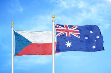 Çek ve Avustralya bayrak direkleri ve mavi bulutlu arka planda iki bayrak