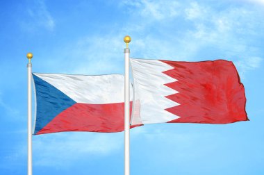 Çek ve Bahreyn bayrak direkleri ve mavi bulutlu arka planda iki bayrak