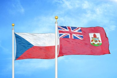 Çek ve Bermuda bayrak direkleri ve mavi bulutlu arka planda iki bayrak