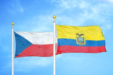 Çek ve Ekvador bayrak direkleri üzerinde iki bayrak ve mavi bulutlu gökyüzü arka planı