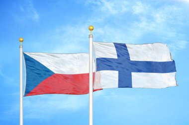 Çek ve Finlandiya bayrak direkleri ve mavi bulutlu arka planda iki bayrak