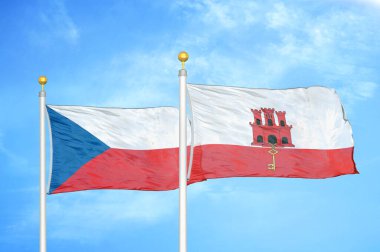 Çek ve Cebelitarık bayrak direkleri üzerinde iki bayrak ve mavi bulutlu arka plan