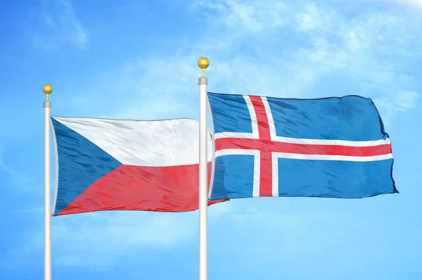 Tschechien Und Island Zwei Flaggen Auf Fahnenmasten Und Blauer Wolkenverhangener — Stockfoto