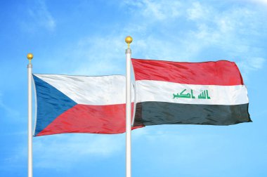 Çek ve Irak bayrak direkleri ve mavi bulutlu arka planda iki bayrak