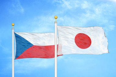 Çek ve Japonya bayrak direkleri ve mavi bulutlu arka planda iki bayrak