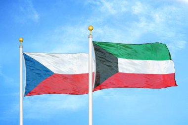 Çek ve Kuveyt bayrak direkleri ve mavi bulutlu arka planda iki bayrak