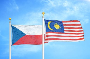Çek ve Malezya bayrak direkleri ve mavi bulutlu arka planda iki bayrak