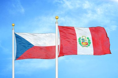 Çek ve Peru bayrak direkleri ve mavi bulutlu arka planda iki bayrak