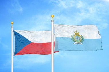 Çek ve San Marino bayrak direkleri ve mavi bulutlu arka planda iki bayrak