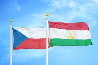 Çek ve Tacikistan bayrak direkleri ve mavi bulutlu arka planda iki bayrak