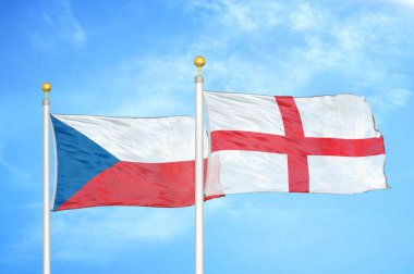 Çek ve İngiltere bayrak direkleri ve mavi bulutlu arka planda iki bayrak
