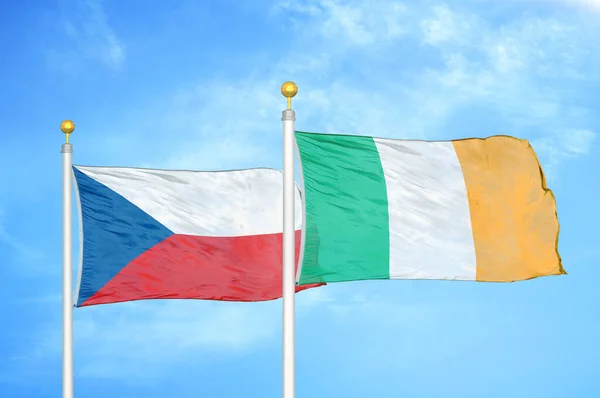 Checa Irlanda Dos Banderas Los Asta Bandera Fondo Azul Cielo — Foto de Stock