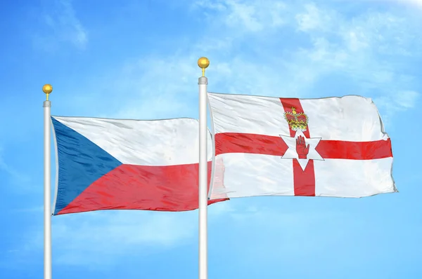 Czechy Irlandia Północna Dwie Flagi Maszcie Flagowym Niebieskie Zachmurzone Tło — Zdjęcie stockowe