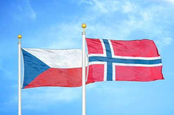 Tschechien Und Norwegen Zwei Flaggen Auf Fahnenmasten Und Blauer Bewölkter — Stockfoto