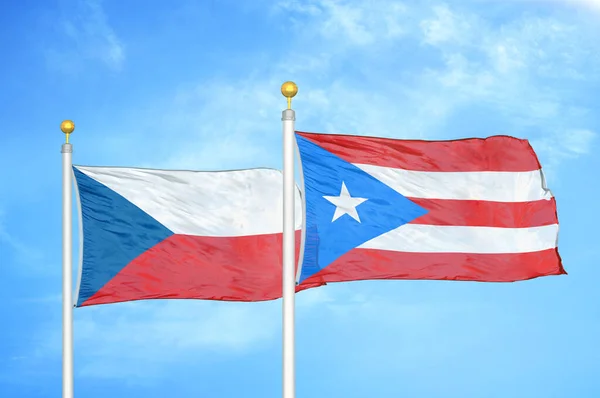 České Portoriko Dvě Vlajky Vlajkových Stožárech Modrá Oblačná Obloha Pozadí — Stock fotografie