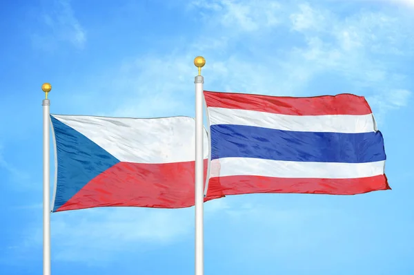 チェコとタイの旗竿と青空の背景に2つの旗 — ストック写真