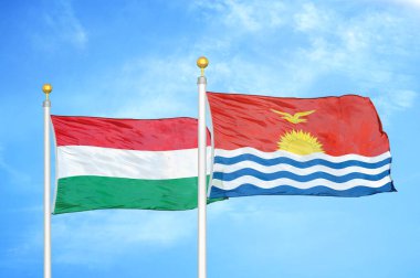 Macaristan ve Kiribati bayrak direkleri ve mavi bulutlu arka planda iki bayrak