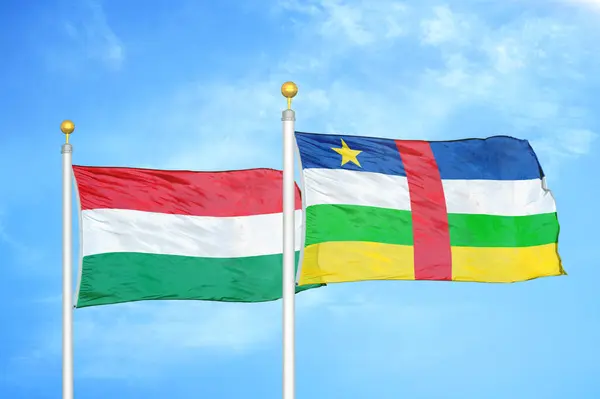 Hongarije Centraal Afrikaanse Republiek Twee Vlaggen Vlaggenmasten Blauwe Bewolkte Lucht — Stockfoto