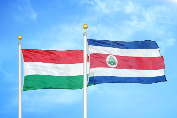 Венгрия Коста Рика Два Флага Флагштоках Голубом Облачном Фоне Неба — стоковое фото