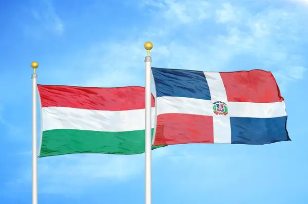 Hungria República Dominicana Duas Bandeiras Postes Bandeira Azul Céu Nublado — Fotografia de Stock