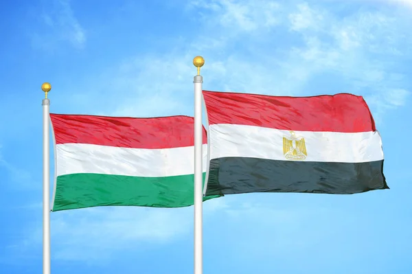 Hongarije Egypte Twee Vlaggen Vlaggenmasten Blauwe Bewolkte Lucht Achtergrond — Stockfoto
