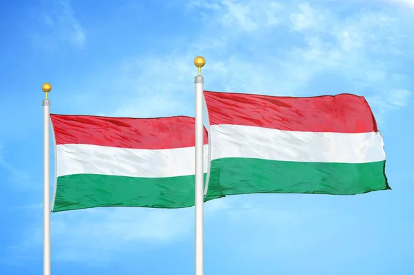 Угорщині Два Прапори Флагштоках Синє Хмарне Небо — стокове фото
