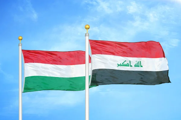 Ungarn Und Irak Zwei Flaggen Auf Fahnenmasten Und Blauer Wolkenverhangener — Stockfoto