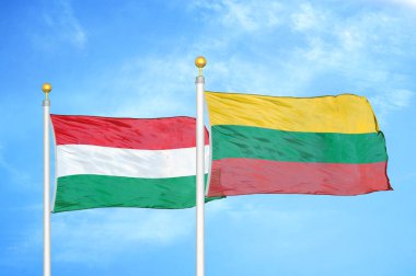 Macaristan ve Litvanya bayrak direkleri ve mavi bulutlu arka planda iki bayrak