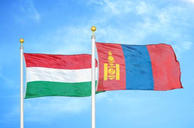 Macaristan ve Moğolistan bayrak direkleri ve mavi bulutlu arka planda iki bayrak