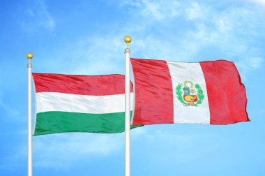 Macaristan ve Peru bayrak direkleri ve mavi bulutlu arka planda iki bayrak