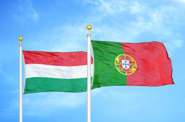 Macaristan ve Portekiz bayrak direkleri ve mavi bulutlu arka planda iki bayrak
