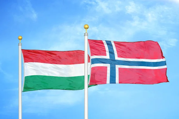 Ungarn Norge Har Flagg Flaggstenger Blå Skyet Bakgrunn – stockfoto