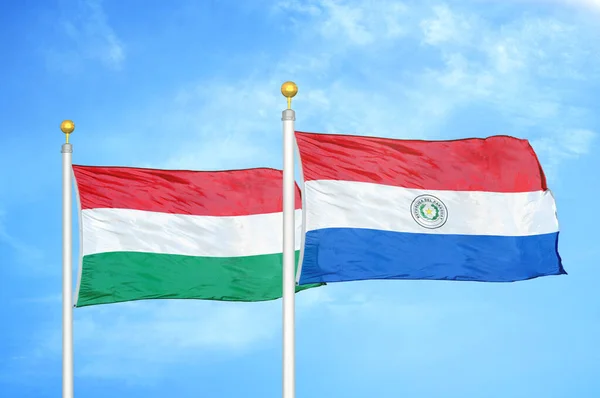 Hongarije Paraguay Twee Vlaggen Vlaggenmasten Blauwe Bewolkte Lucht Achtergrond — Stockfoto