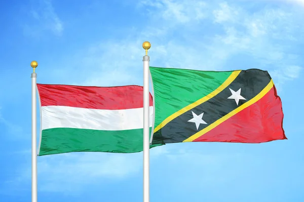 Ungarn Und Kitts Und Nevis Zwei Flaggen Auf Fahnenmasten Und — Stockfoto