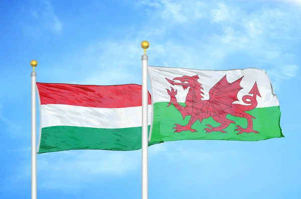 匈牙利和威尔士的国旗和蓝云天空背景 — 图库照片