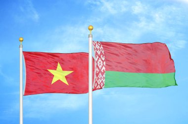 Vietnam ve Belarus bayrak direkleri ve mavi bulutlu arka planda iki bayrak