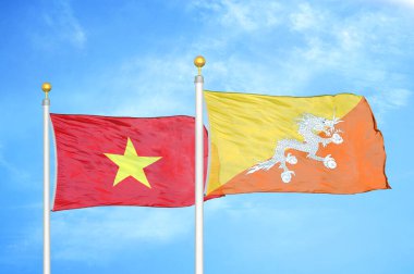 Vietnam ve Butan bayrak direkleri ve mavi bulutlu arka planda iki bayrak