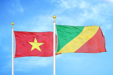 Vietnam ve Kongo bayrak direkleri üzerinde iki bayrak ve mavi bulutlu arka plan